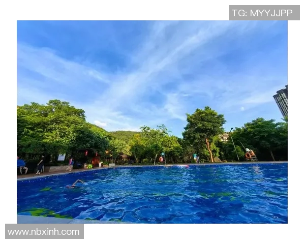 泳池周围的夏日乐章与清凉世界探索之旅