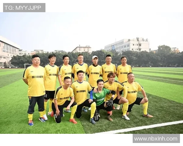 儿子与足球明星亲密合影展现梦想与偶像的完美瞬间 儿子与足球明星亲密合影展现梦想与偶像的完美瞬间